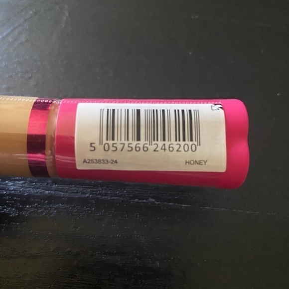 NWT-MAKEUP-3 REVLON FOUNDATION AND 3 I ❤️ REVOLUTION CONCEALER - Picture 8 of 8